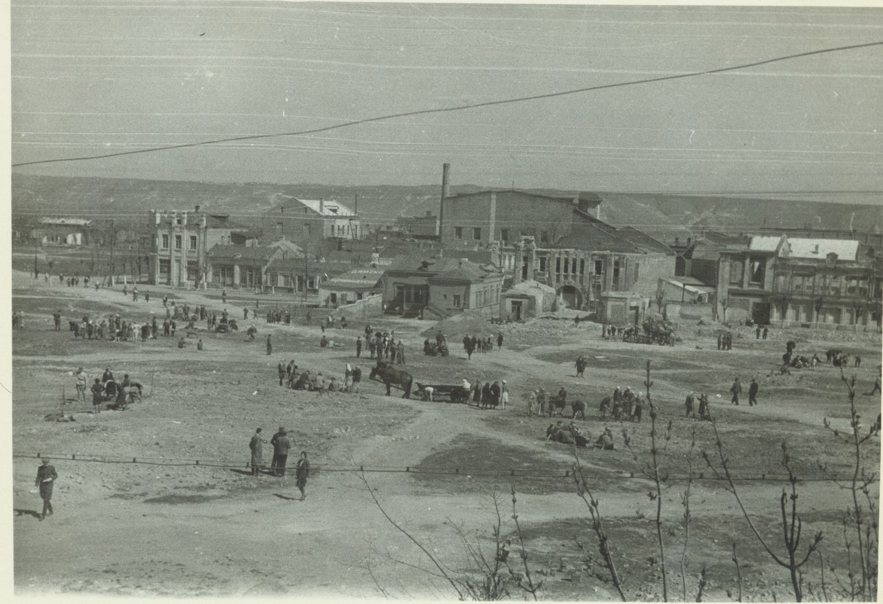 Население г орода на воскреснике по расчистке центральной части города. Февраль 1943 г.jpg